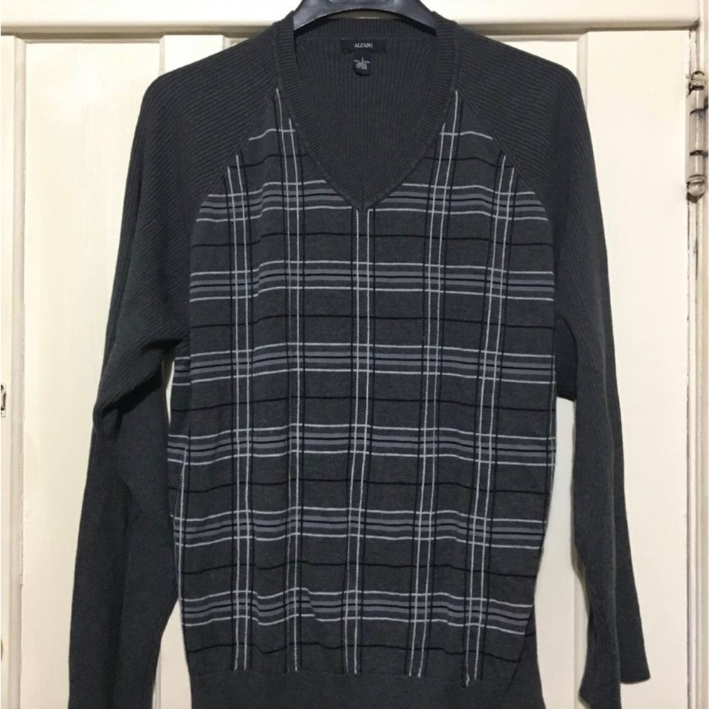 Alfani men’s V Neck sweater size L